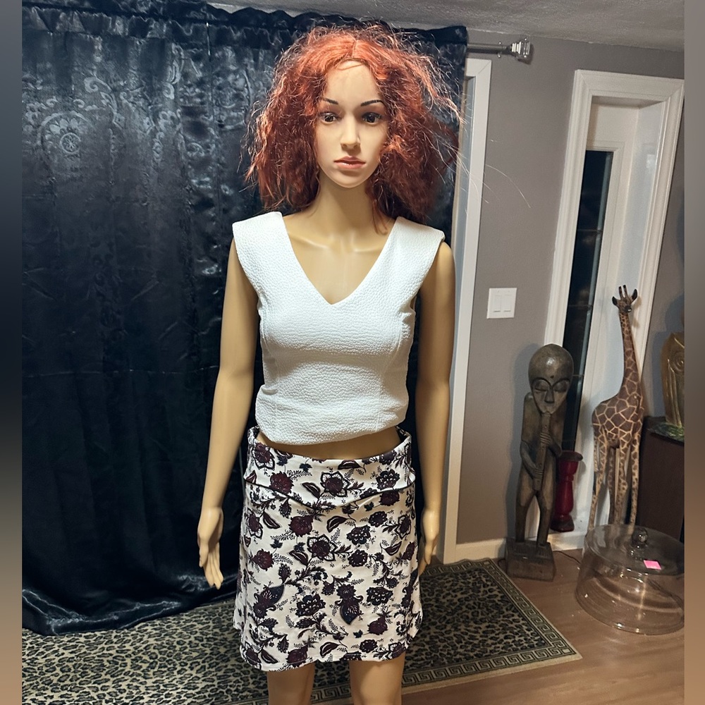Very cool mini skirt. Nice heavy fabric with lines so panties don’t show. NWT